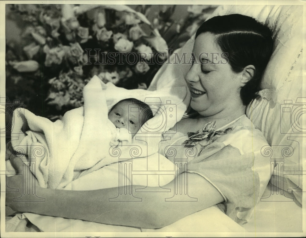 1935 Press Photo Mrs Hobart Henley with her new born baby boy - sba25837-Historic Images