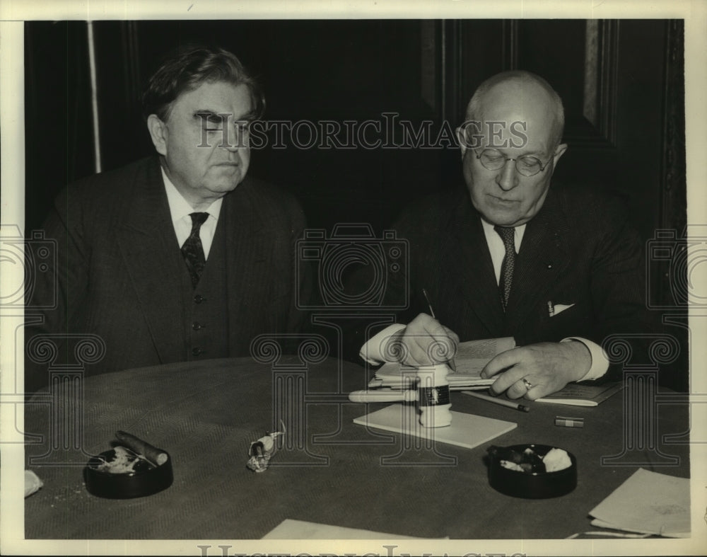 1945 Press Photo John L.Lewis and Maj. W.W. Inglis signed Coal Peace Contract-Historic Images