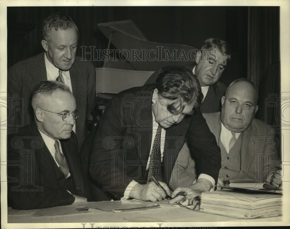 1941 Press Photo C.I.O Pres. John L.Lewis signed agreement with Coal Operators-Historic Images