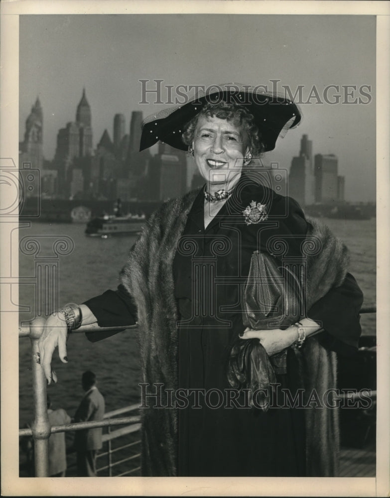 Press Photo Cobina Wright, King Feature's Syndicate writer returns New York-Historic Images