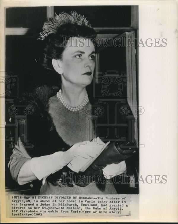 1963 Press Photo The Duchess of Argyll at her hotel in Paris after div ...