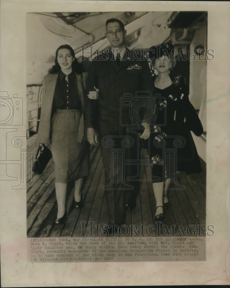 1947 Press Photo Gen Mark W Clark with wife &amp; daughter Ann in NYC - sba26086- Historic Images