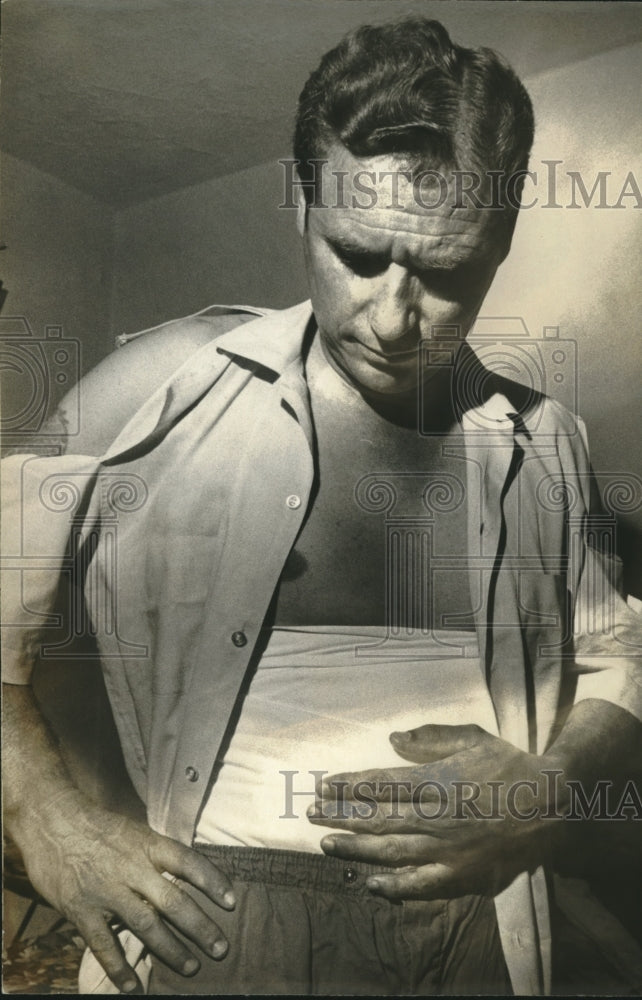 Press Photo Businessman John Singleton with his ribs wrapped in bandages-Historic Images