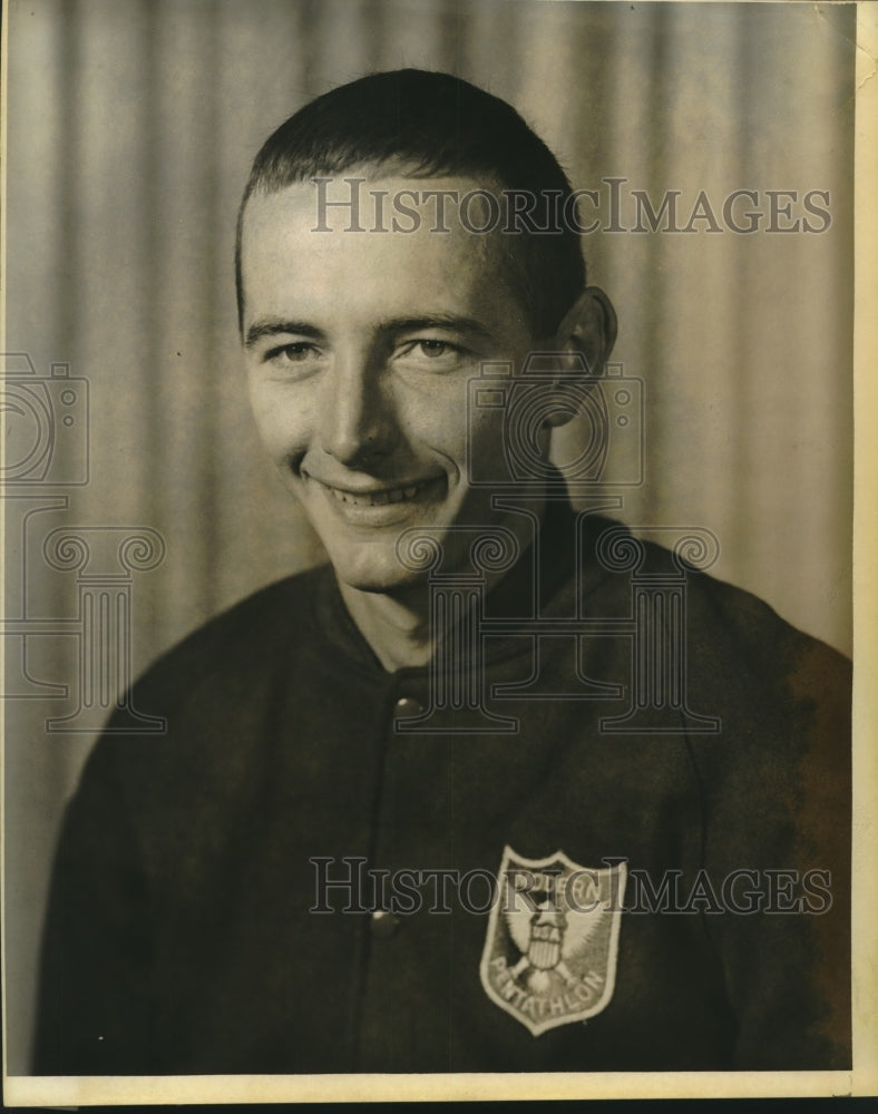1965 Press Photo US Army man Freshley with badge for modern pentathlon-Historic Images