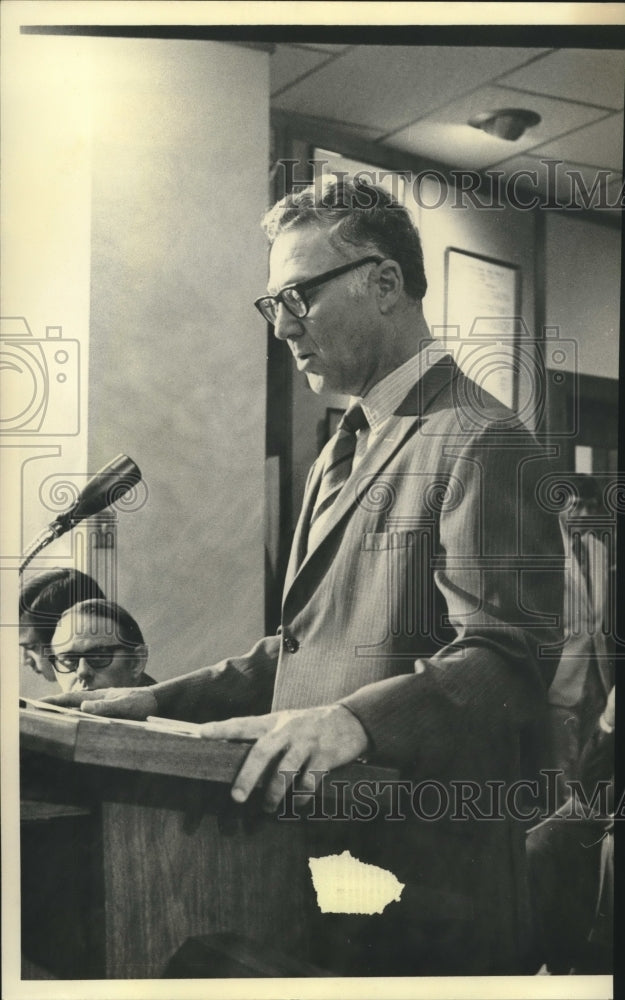 Press Photo David Strans speaks in front of the microphone - Historic Images
