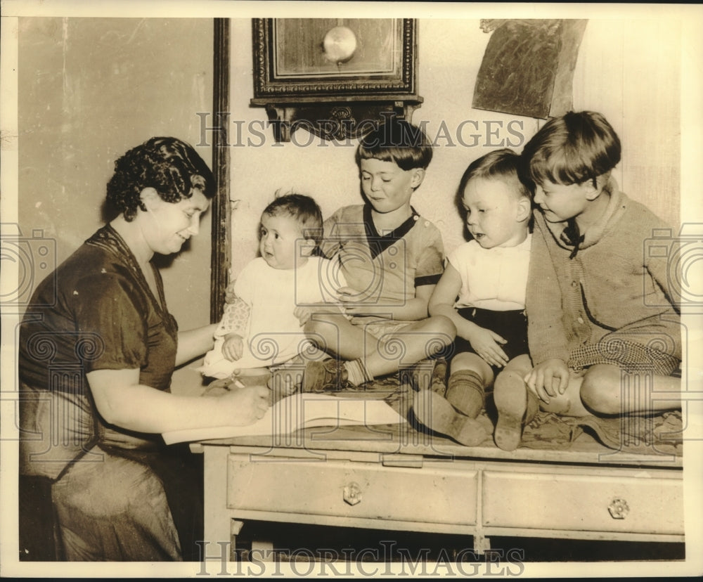 Press Photo Mrs.Lillian Kenny the Stork Derby Mother with her children-Historic Images