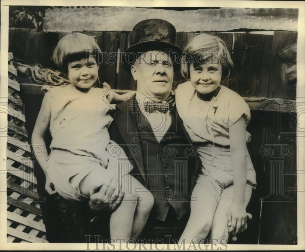 Press Photo Matthew Kenny the Stork Derby Husband with his daughters-Historic Images