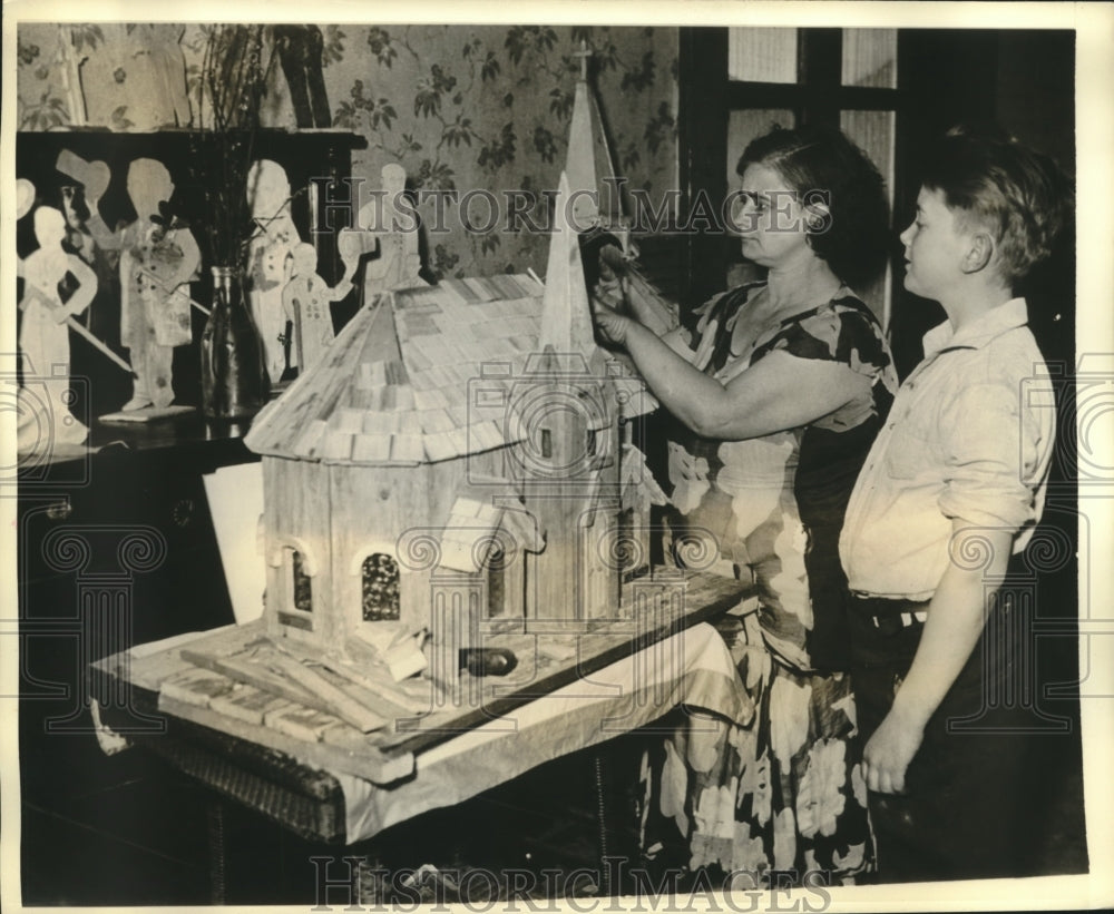 1936 Mrs.Lillian Kenny contestant of Maternity Marathon with her son - Historic Images