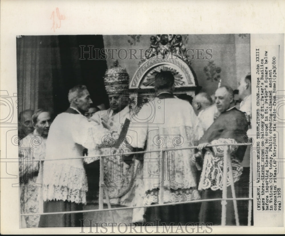 1958 Press Photo Pope John XXIII blesses crowd at St. Peter's Basilica-Historic Images