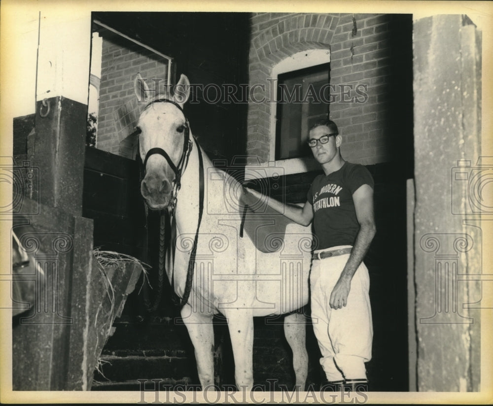 1966 Press Photo Louis Cotton Prepare Whistler For Morning Workout at Pentathlon-Historic Images