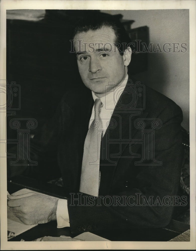 1930 Press Photo Kingsbury Smith receives George Polk Memorial Award - sba26931 - Historic Images