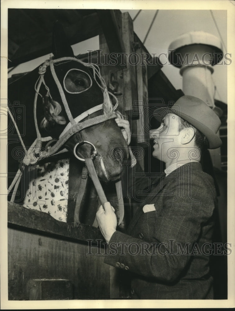 1939 Press Photo Major Eduardo Yanez with his horse that just arrived from Chile-Historic Images