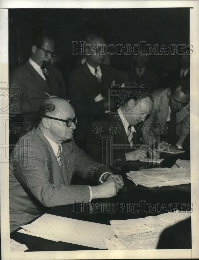 1947 Press Photo Sol Strauss notified that the boxing club fined $2,500-Historic Images