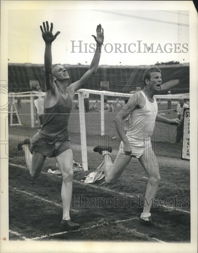 1946 Press Photo Billy Gibson breaks tape at Texas Interscholastic Track Meet-Historic Images