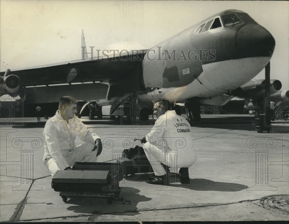 Press Photo Flight Line-Crews of the Logistic Command - Historic Images