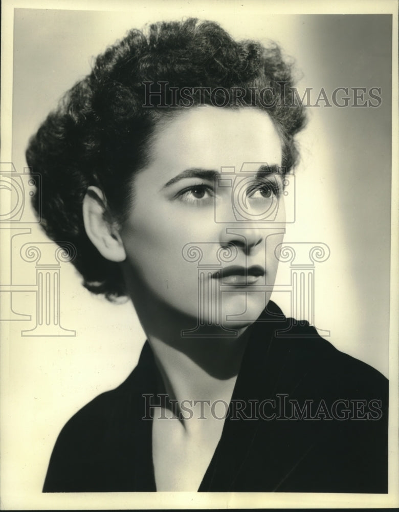 1942  Close up of Kate Holliday, AP Special writer - Historic Images