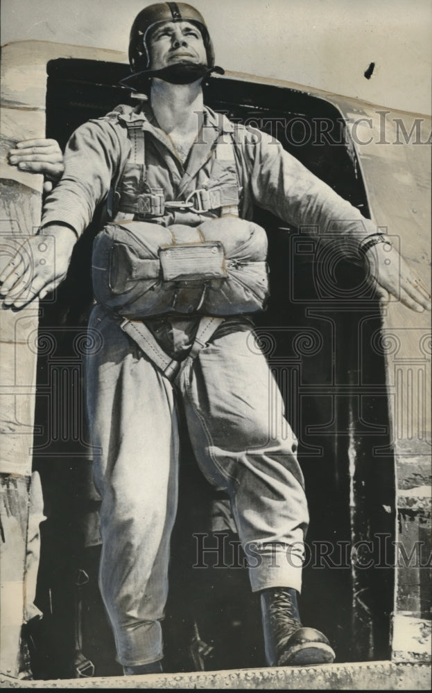 Press Photo Harry Jablonsky prepares to jump off the plane - Historic Images