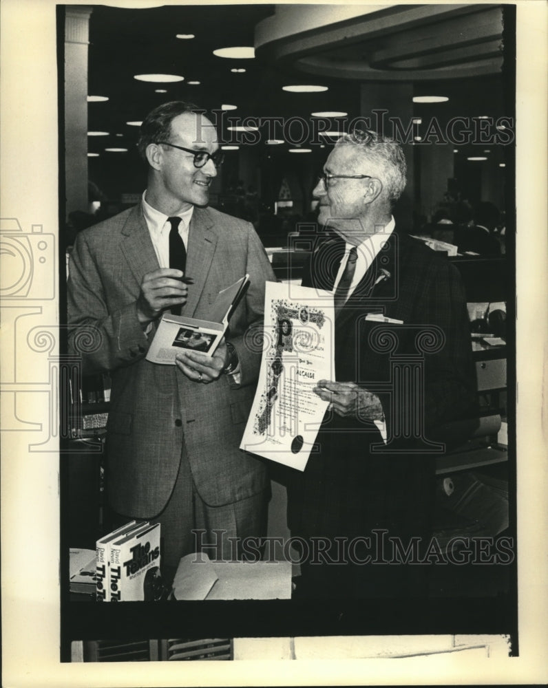 Press Photo Mayor with Dave Celcalde &amp; autographs for the mayor - Historic Images