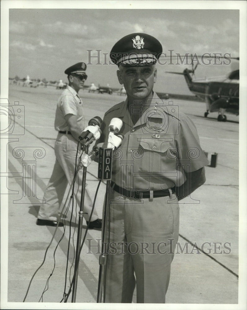 Press Photo General William Westmoreland holds press conference at Randolph-Historic Images