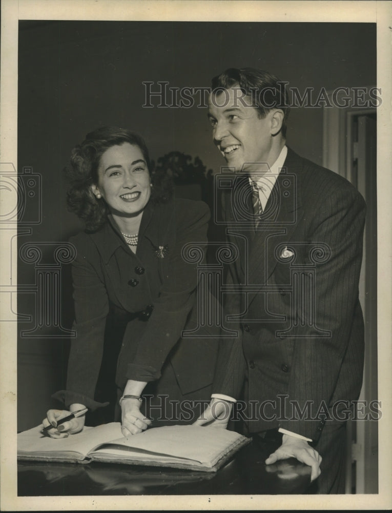 Press Photo Newlyweds Alfred Gwynne Vanderbilt and Jeanne Lourdes Murray - Historic Images