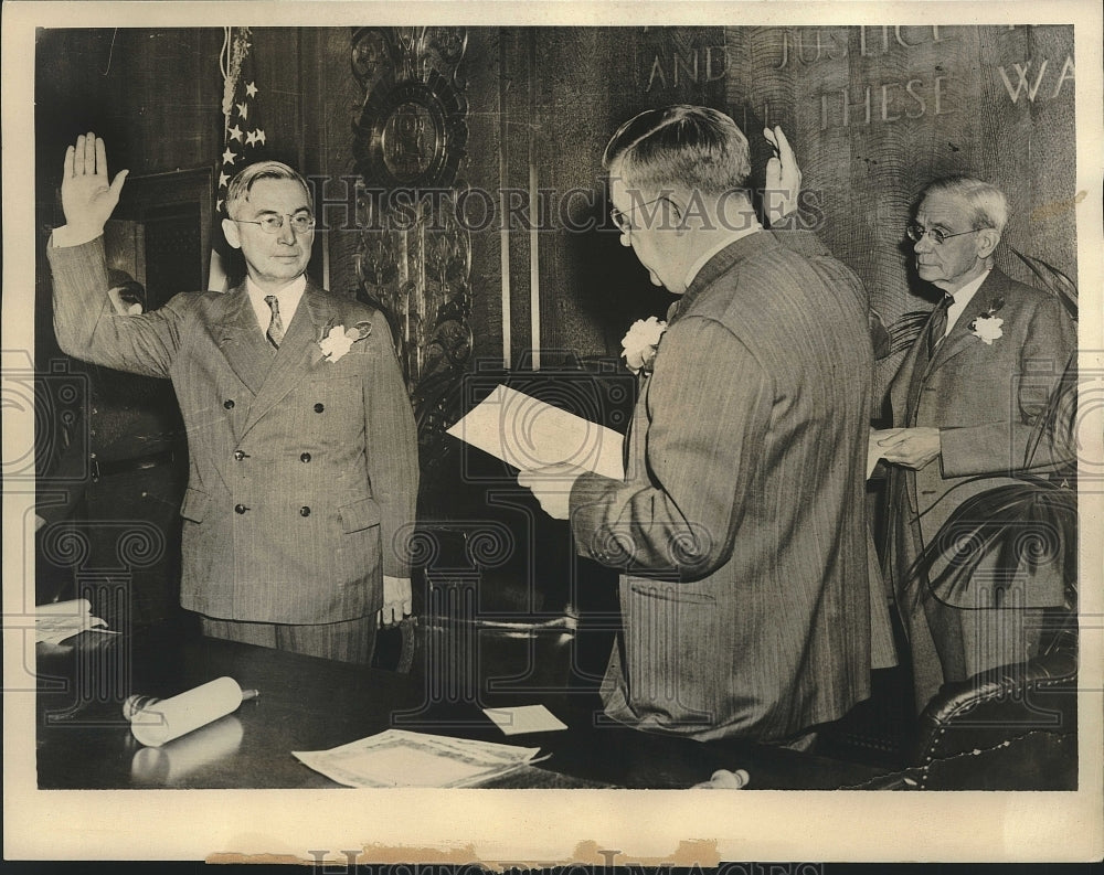 1940 Press Photo Charles W Regan swears in Kansas City Mayor John D Gage-Historic Images