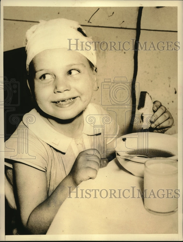 1940 Press Photo immy Tiernan in NY hospital recoves from wounds made by his mot-Historic Images