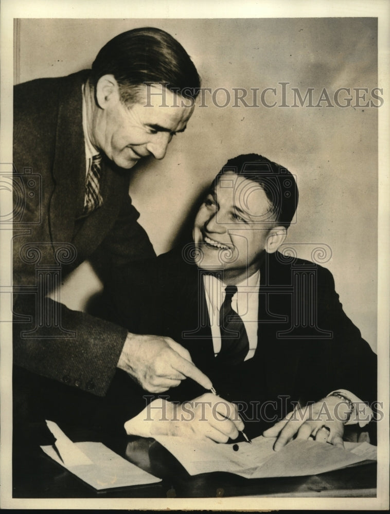 1940 Press Photo Benny McCoy signs baseball contract for Earle Mack - sba29014- Historic Images