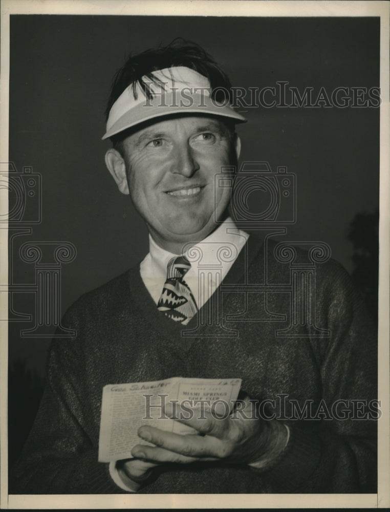 Press Photo Chick Rattan Tots Up Score for 1st Round of Miami Open Golf Tourney - Historic Images