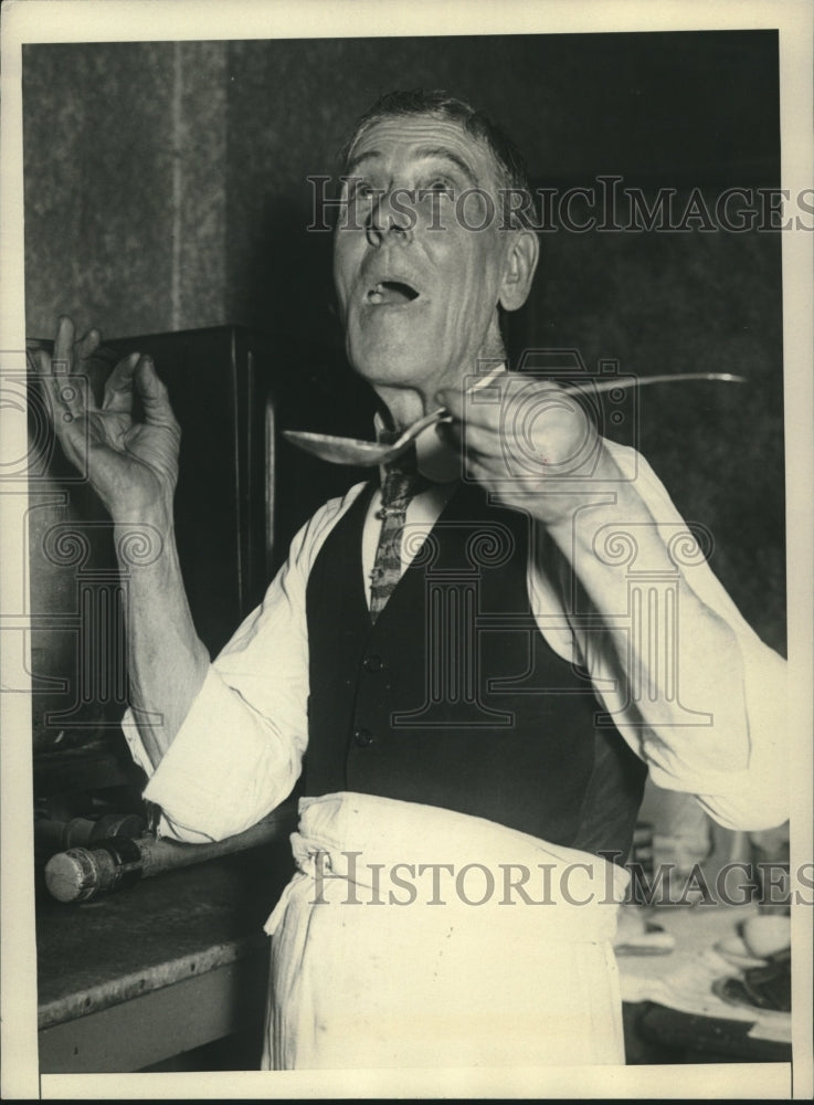 1930 William E Miller Cooks Christmas Dinner for 50 Unemployed - Historic Images