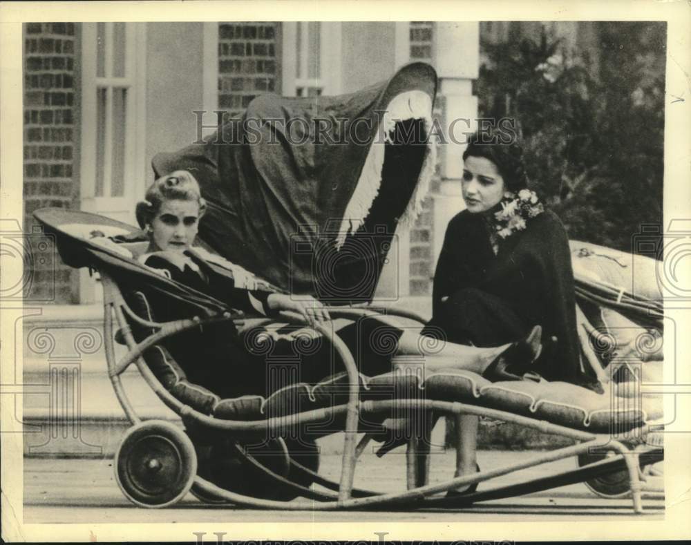 Press Photo Countess Haugwitz-Reventlow visits with a friend at her London home- Historic Images