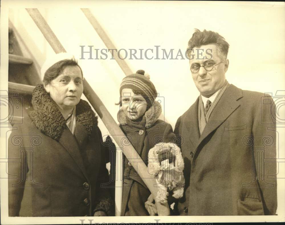 1934 Press Photo Consul Gen. of Russia Leonid Tolokonsky and family pose in NYC- Historic Images