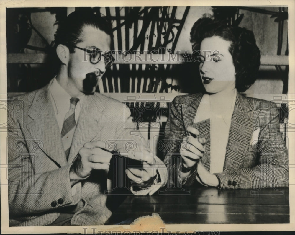 1943 Press Photo Dr Paul Zahl Confers with Wife of Alfred De Marigny on Trial-Historic Images