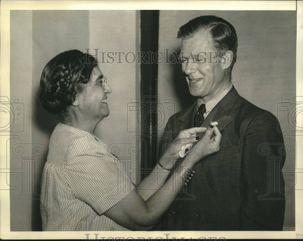 1940 Alan Valentine Presented With Willkie For President Button - Historic Images