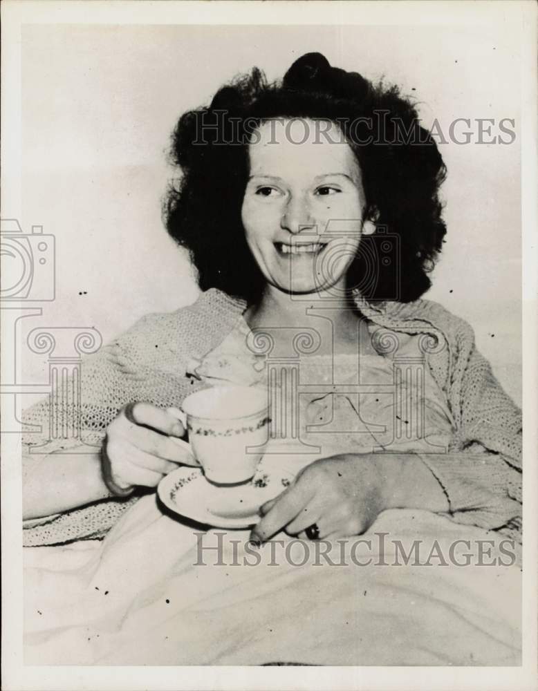 1944 Press Photo Nora Carpenter, Mother of Quadruplets in London, England - Historic Images