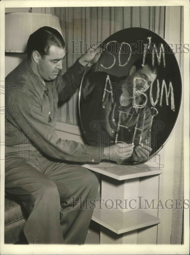 1942 Press Photo Buck Newsom, Brooklyn Dodger Pitcher chalked up a battle cry - Historic Images
