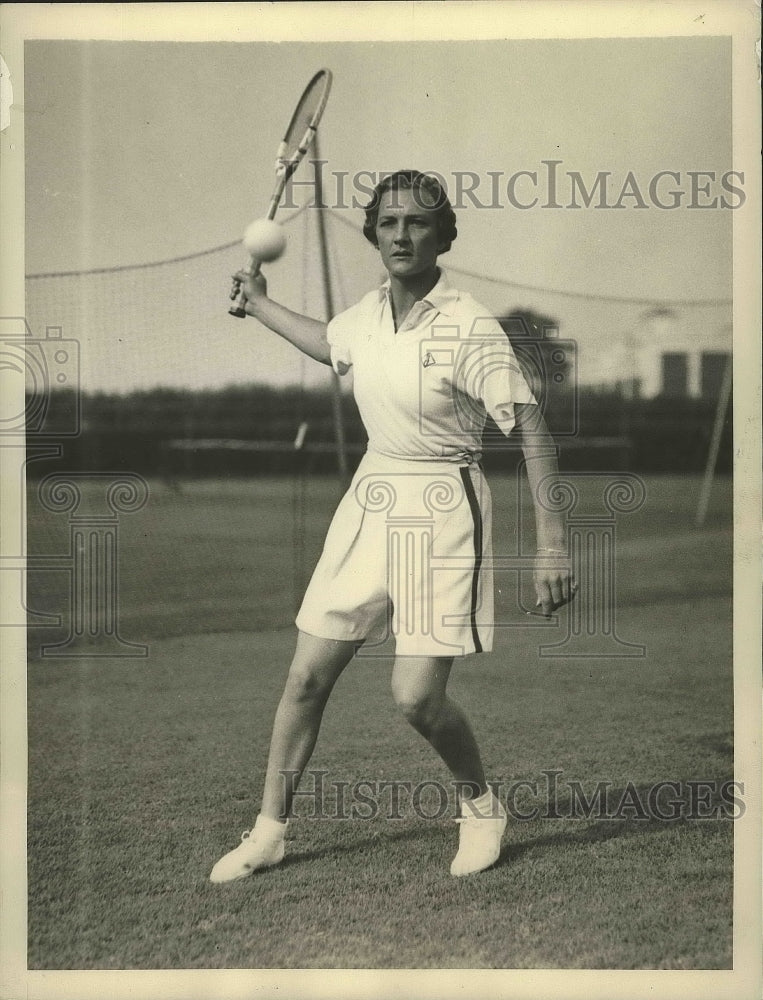 1935 Press Photo Helen Jacobs getting some last minute practice on the courts - Historic Images