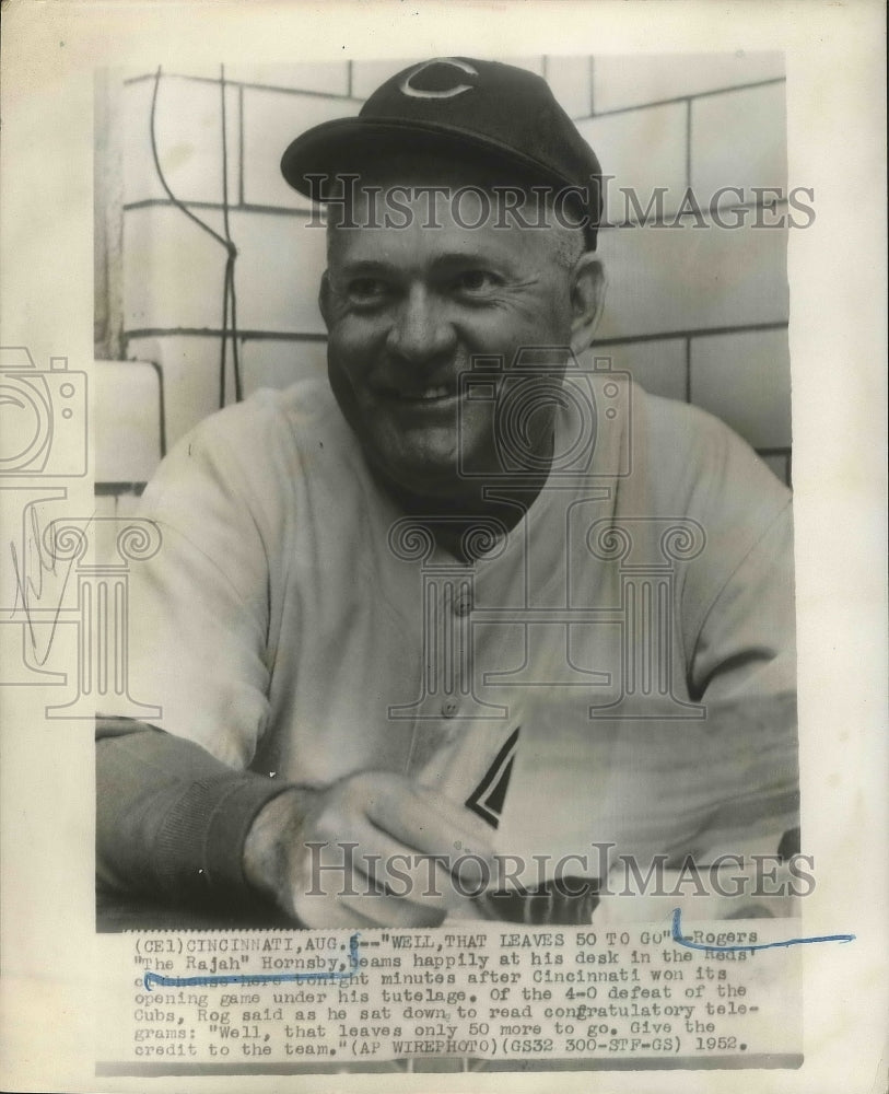 1982 Press Photo Rogers Hornsby beams happily at his desk in the Reds' clubhouse- Historic Images