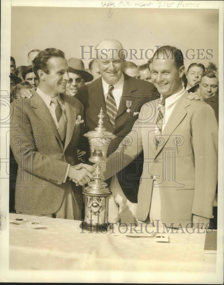 1940 Press Photo Dick Chapman shakes hands with W.B. (Duff) McCullough, Jr.- Historic Images