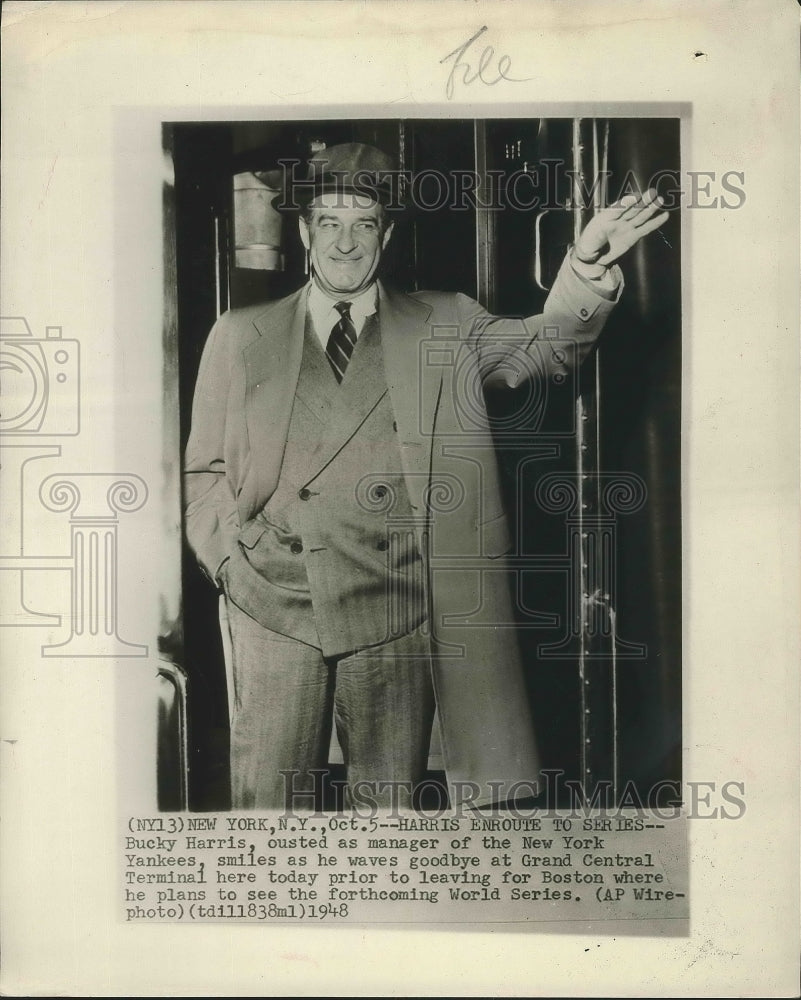1948 Press Photo Bucky Harris waves goodbye at Grand Central Terminal - Historic Images