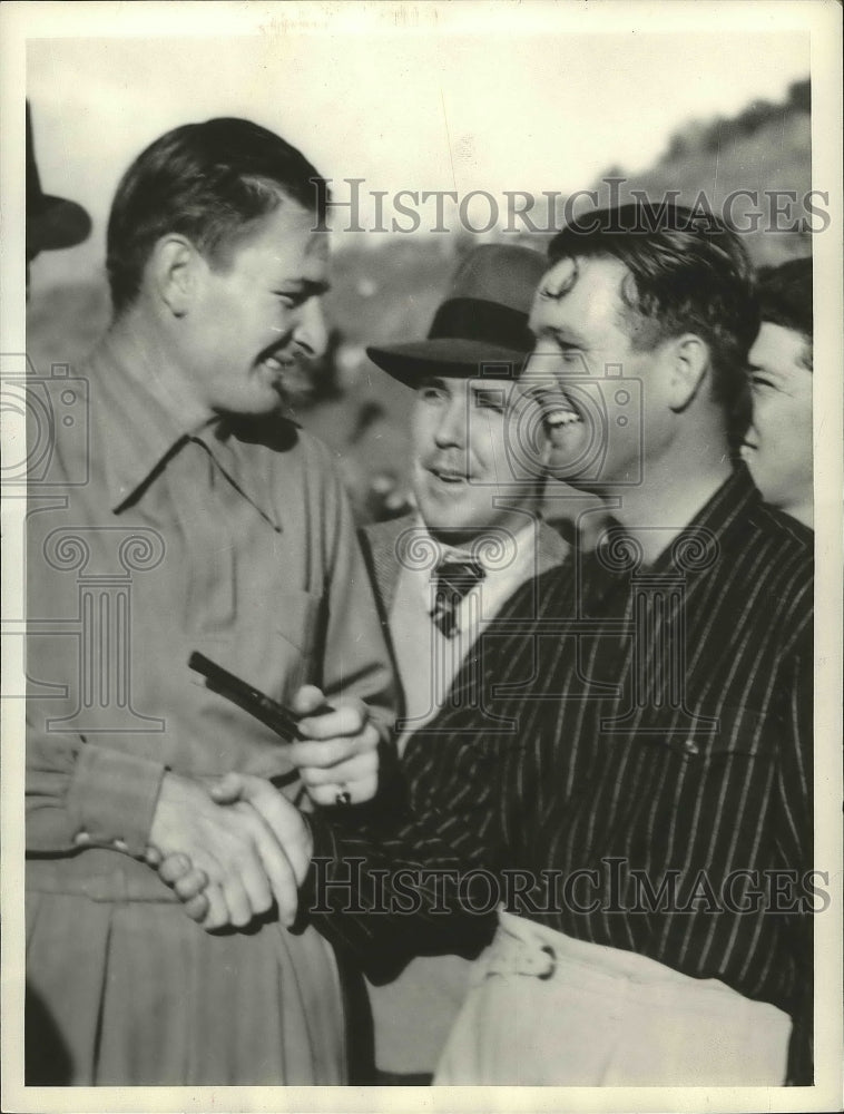 1939 Press Photo Jimmy Demaret of Texas congratulated by Harold McSpaden- Historic Images