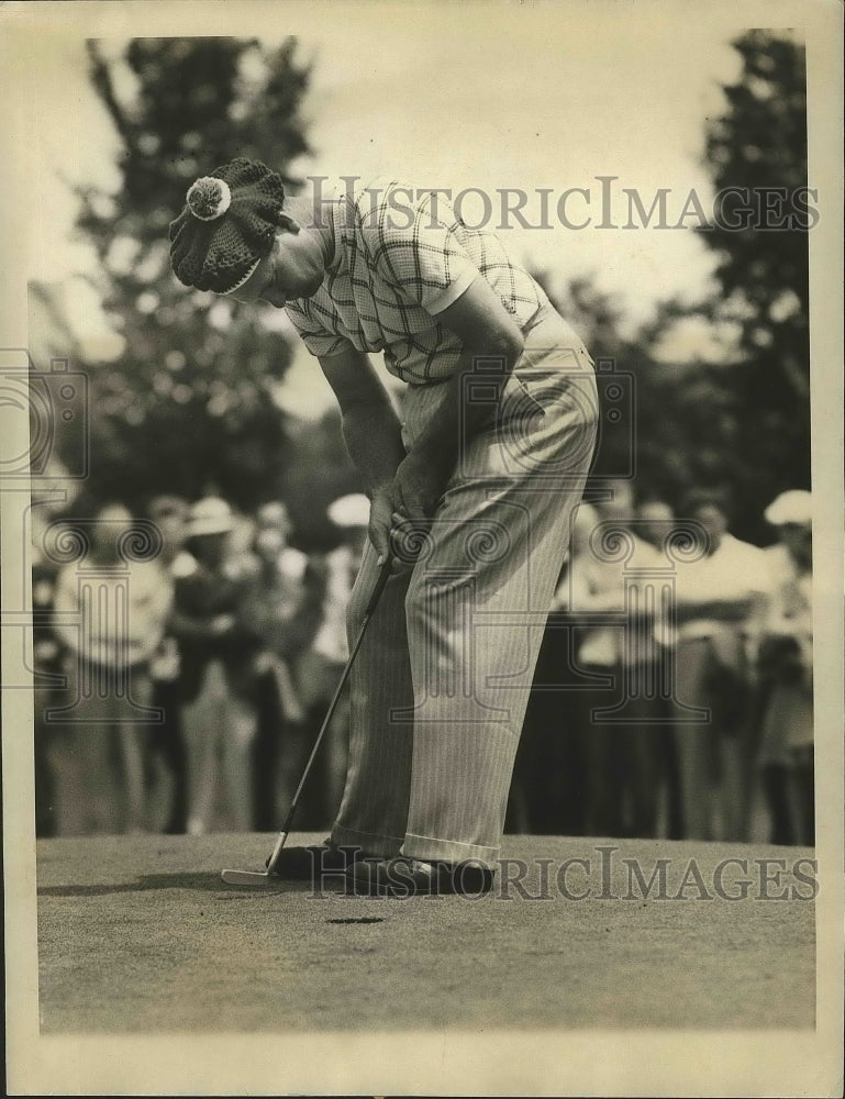 1942 Press Photo Jimmy Demaret holes out with a short putt on the second green - Historic Images