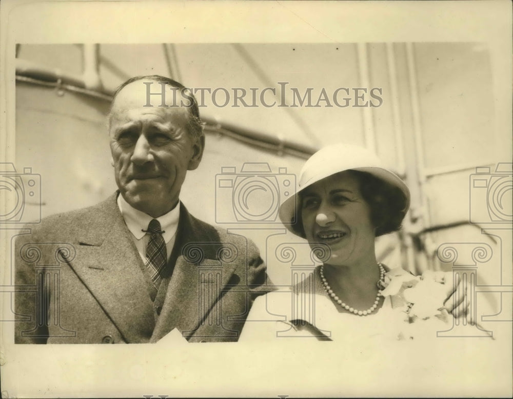 1945 Press Photo Norman Brookes & Mrs Brookes on SS Monterey on Their Arrival - Historic Images