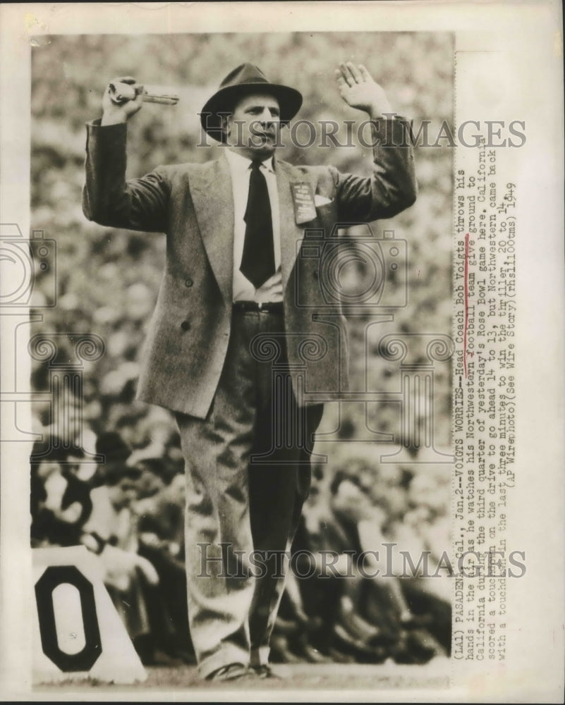 1949 Press Photo Coach Bob Voigts as He Watches Northwestern Football Team- Historic Images