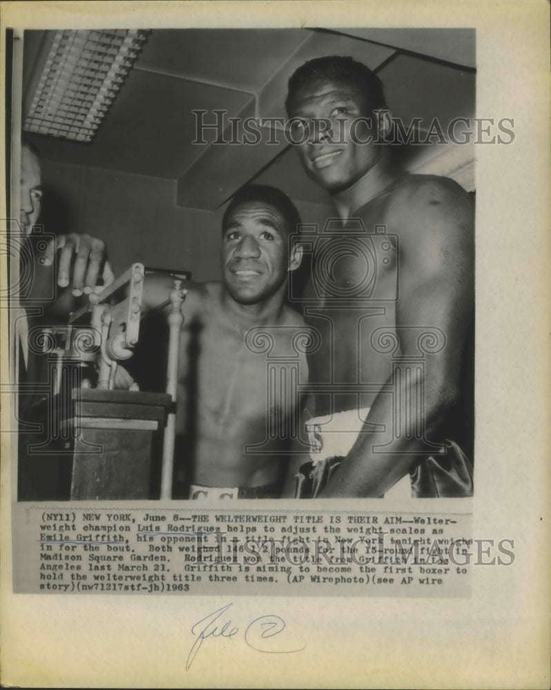 1963 Press Photo Luis Rodriguez helps to adjust weight scales - Historic Images