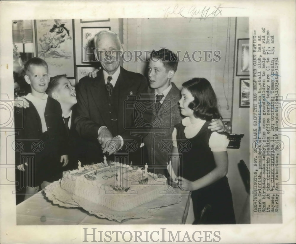 1951 Press Photo Clark Griffith cuts his birthday cake with his grandchildren - Historic Images