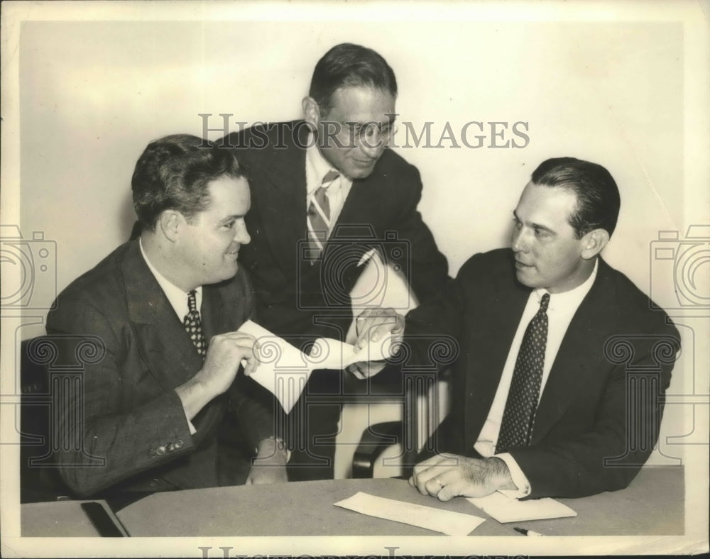 1937 Press Photo Bill Terry, Horace Stoneham tear up their old contract - Historic Images