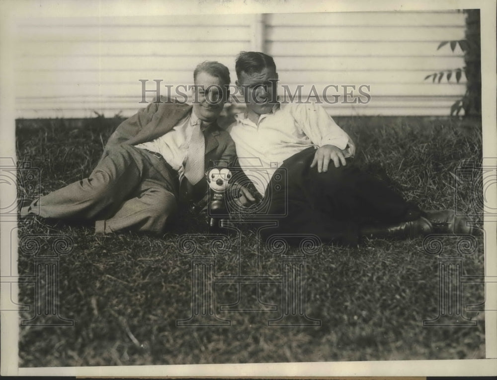 1928 Tom Heeney, Pat Sullivan talk thing over at training camp - Historic Images