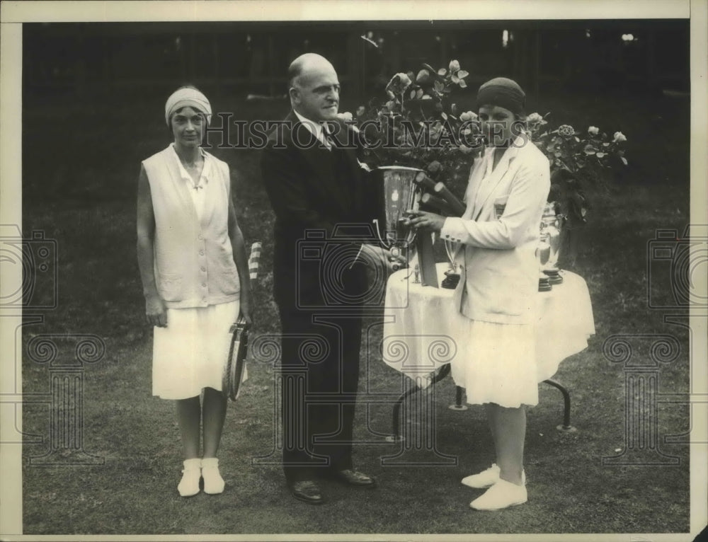 1930 Press Photo Betty Nuthall received the Trophy forr American Singles Trophy - Historic Images