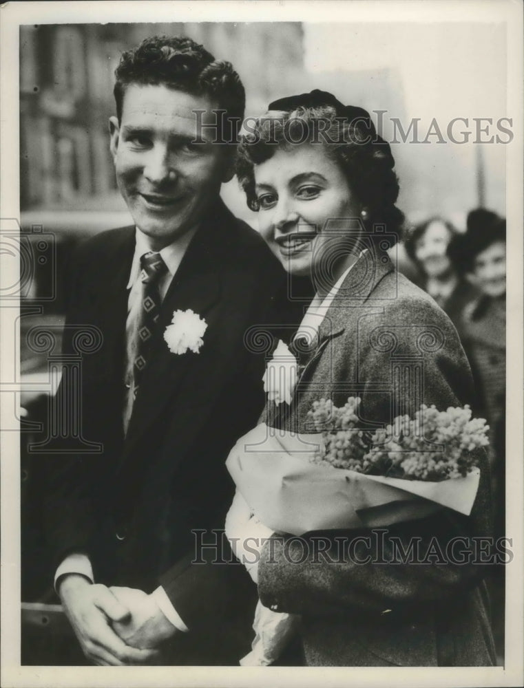 1953 Press Photo Lorna Cornell &amp; Peter Cawthorn Leave Kensington Register- Historic Images