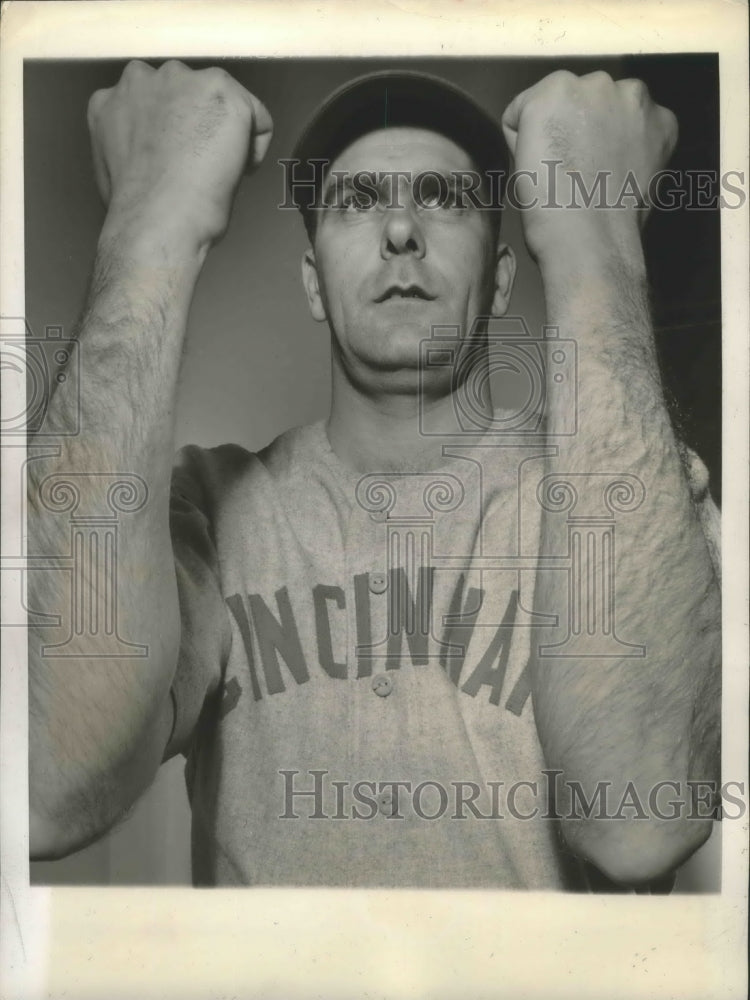 1942 Press Photo Raymond Starr Red&#39;s Pitcher Won 20 Games Last Year with His Arm - Historic Images